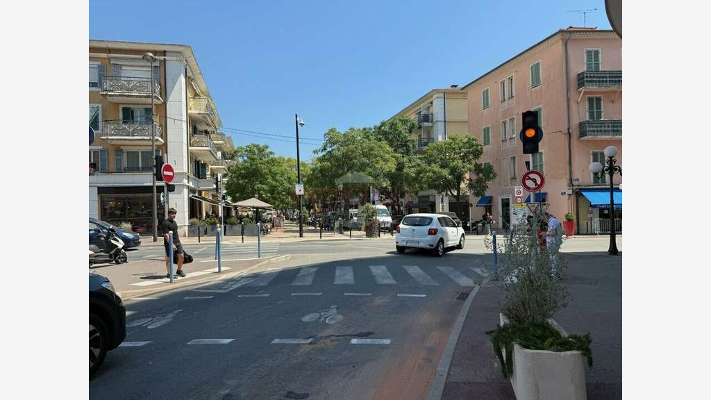 Magasin 55m² avec réserve à louer à Cagnes-sur-Mer