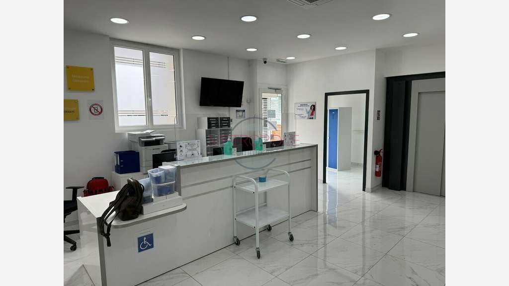 Immeuble commercial 334m² à céder à Cagnes-sur-Mer