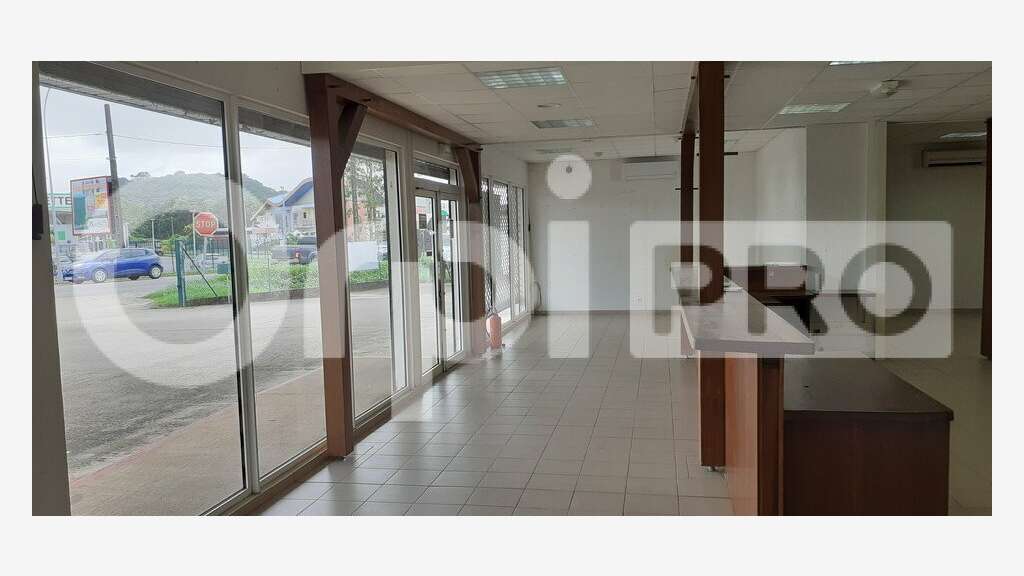 DAB local 410m² avec forte visibilité à Cayenne