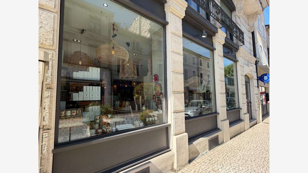 Cède grand local 145m² empl premium Châteaurenard
