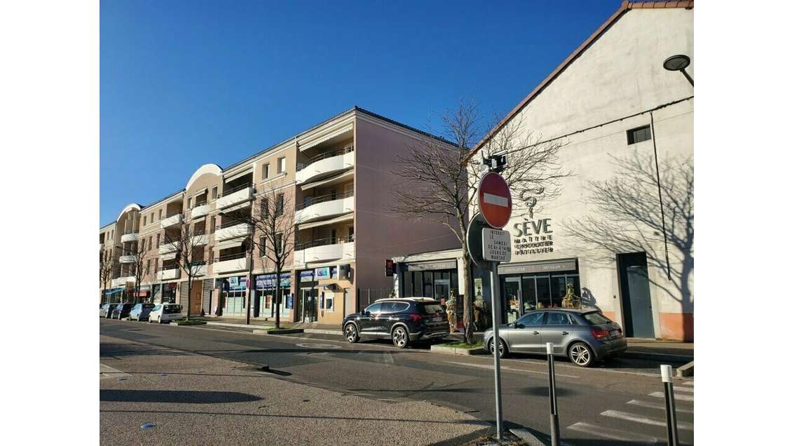 Cède local commercial refait 72m² Craponne centre