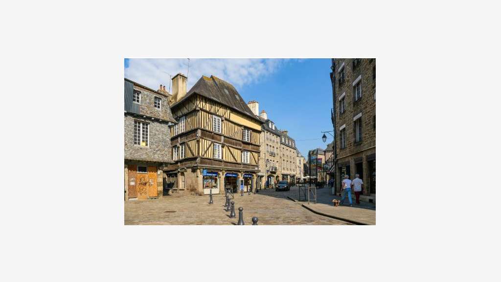 Droit au bail boutique 60m² à Dinan historique