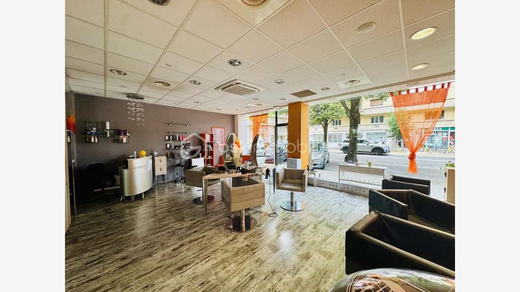 À CÉDER - DROIT AU BAIL D'UN SALON DE COIFFURE - G
