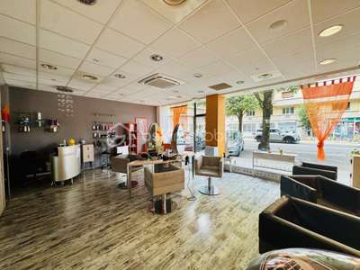 À CÉDER - DROIT AU BAIL D'UN SALON DE COIFFURE - G