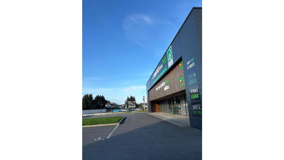 Locaux commerciaux 1500m² à Juillan