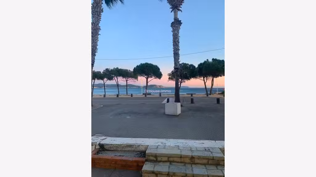 Local avec terrasse en front de mer à la Ciotat