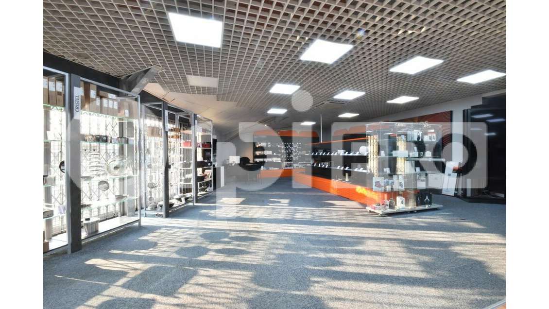 A louer local commercial 990m² empl N°1 La Flotte