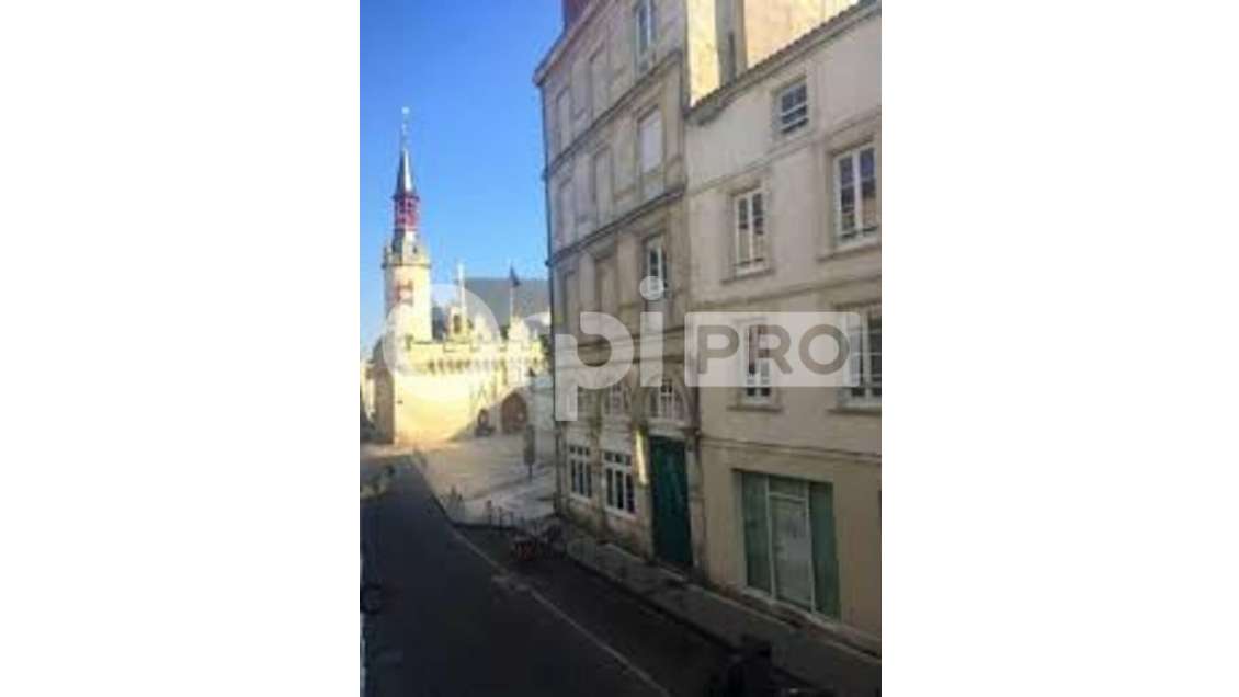 Cède commerce 130m² sous arcade centre La Rochelle