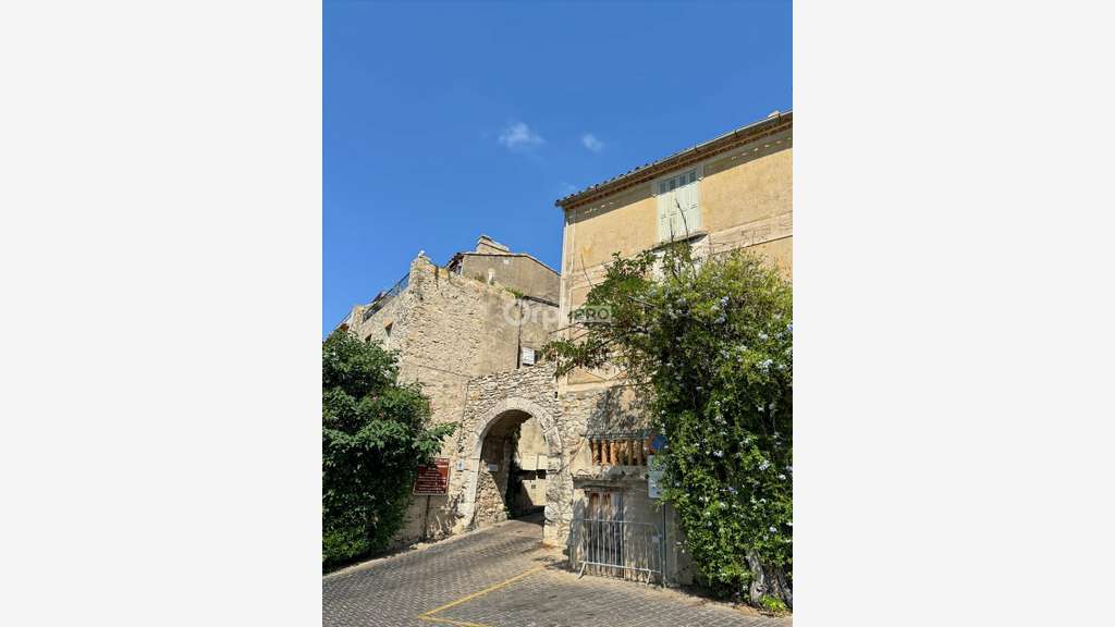 LE CASTELLET - LOCAL COMMERCIAL à louer