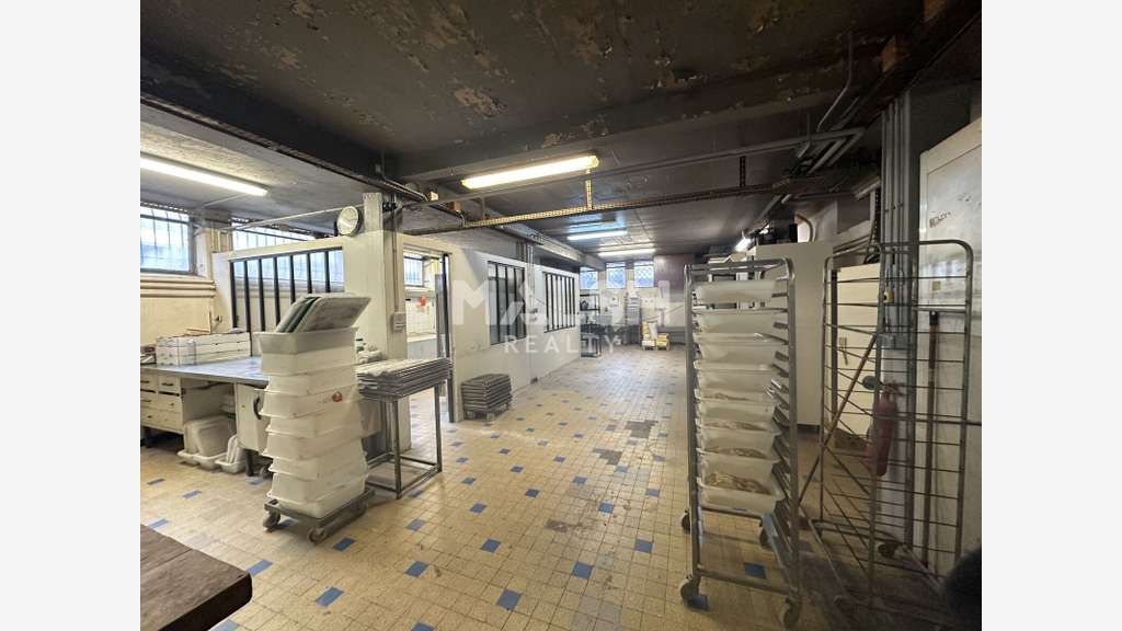 Bail à céder local 278m² belle vitrine à Lyon 4e 