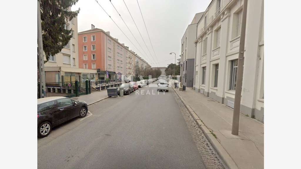 Bail à céder local 278m² belle vitrine à Lyon 4e 