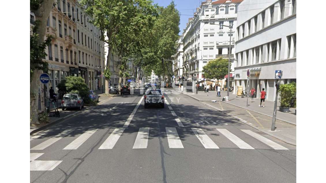 Local 130m² angle à céder Av. Jean Jaurès Lyon 7e