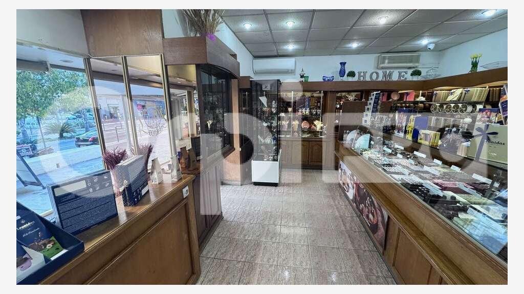 A louer local commercial 168m² Mandelieu