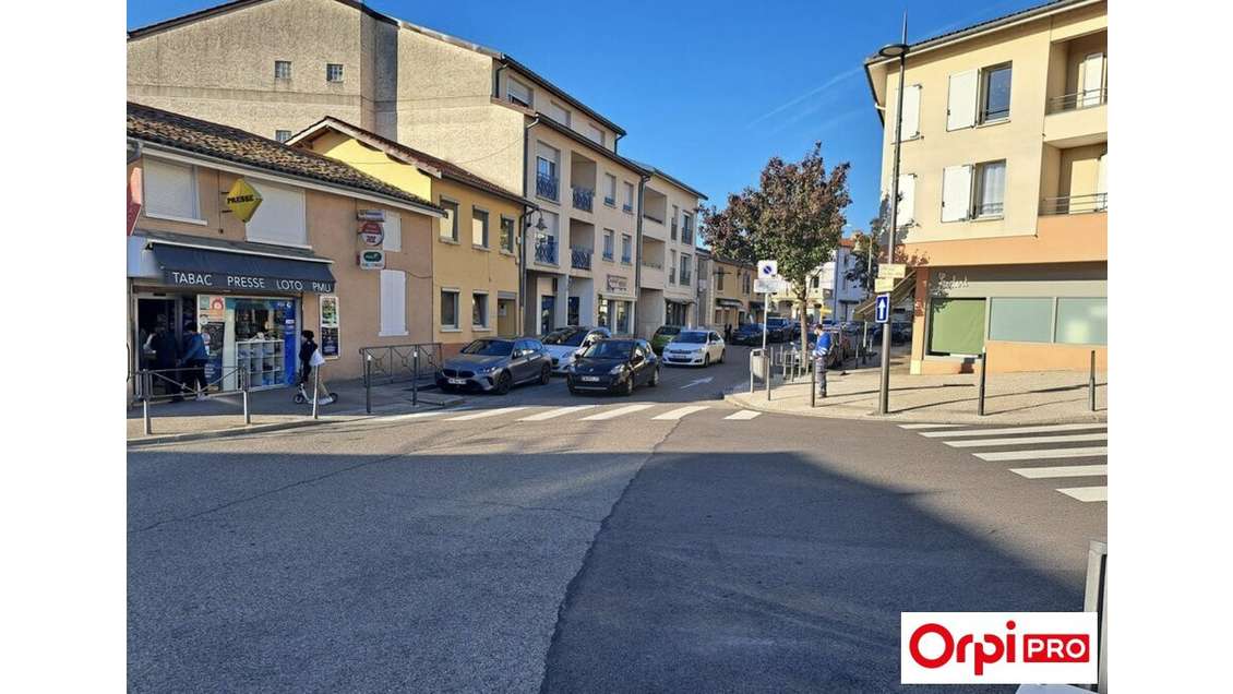 Local commercial lumineux 62m² à Mions centre