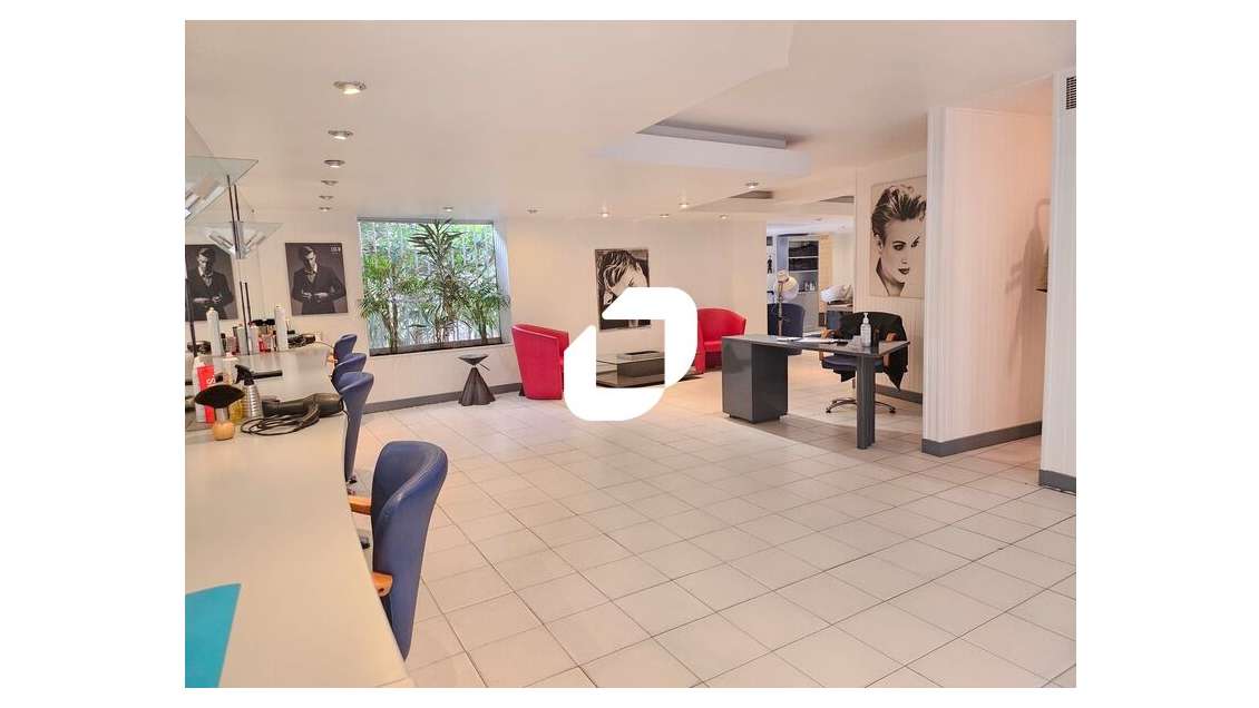  vous propose ce grand local commercial de