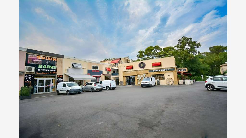 DROIT AU BAIL TOUS COMMERCES EMPLACEMENT N°1 - M