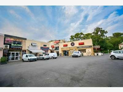 DROIT AU BAIL TOUS COMMERCES EMPLACEMENT N°1 - M