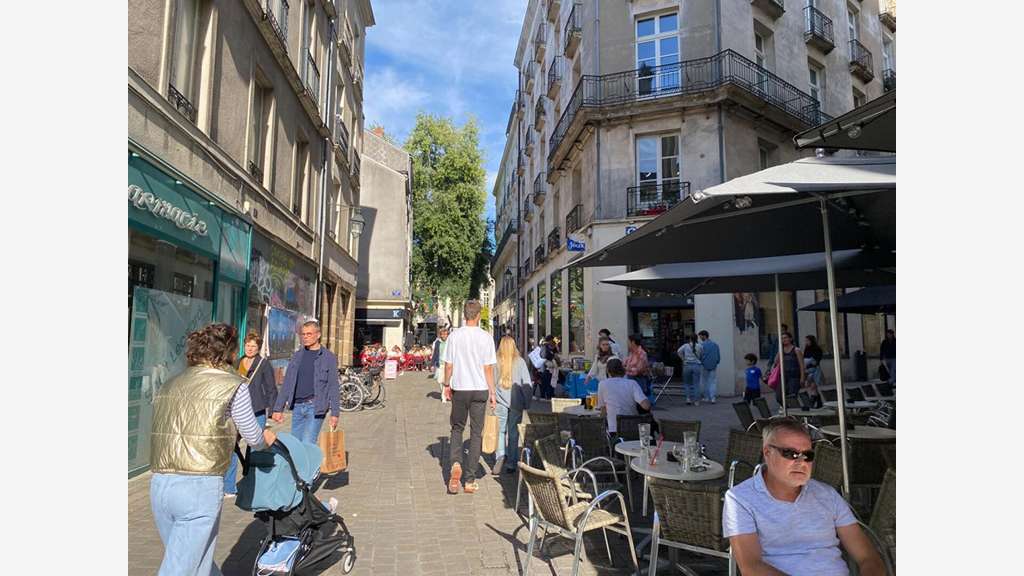 Local grande vitrine à céder rue piétonne Nantes