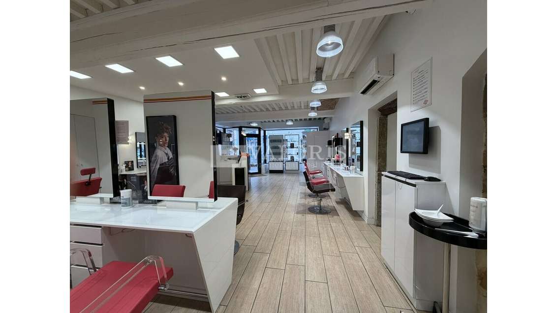 NEUVILLE-SUR-SAÔNE - LOCAL COMMERCIAL à louer