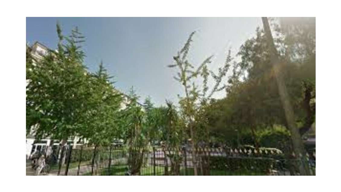 Etablissement en angles de rues à Nice