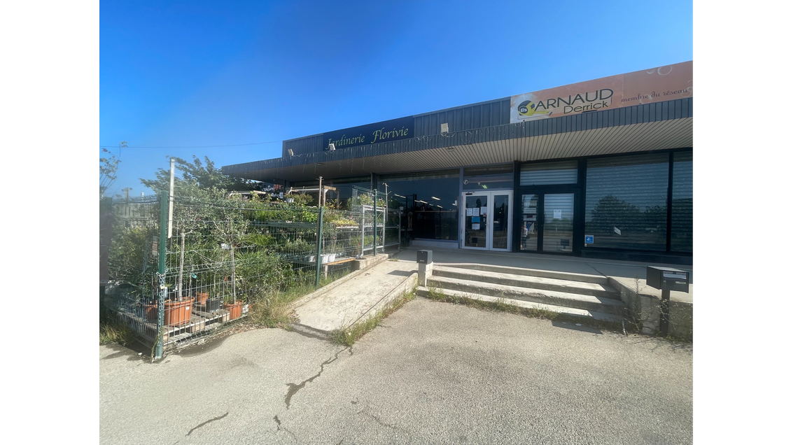 A vendre local de 600m² bord de N7 à Orange