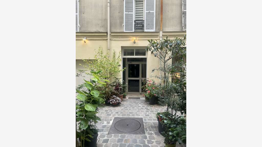 DAB local sur cour Francs Bourgeois 75004 Paris