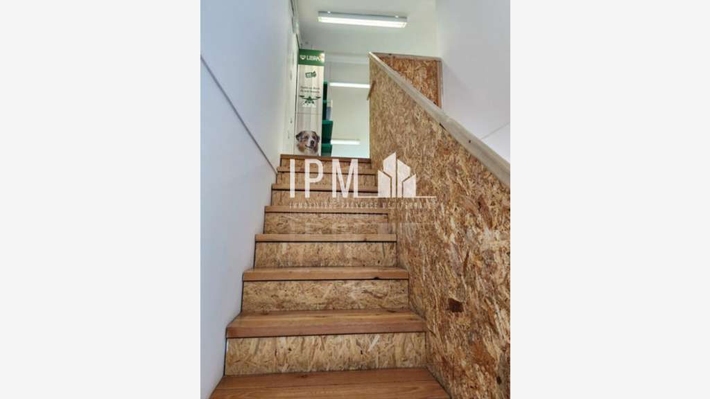 Local commercial 105m² à Peyrolles-en-Provence