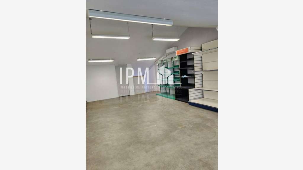 Local commercial 105m² à Peyrolles-en-Provence