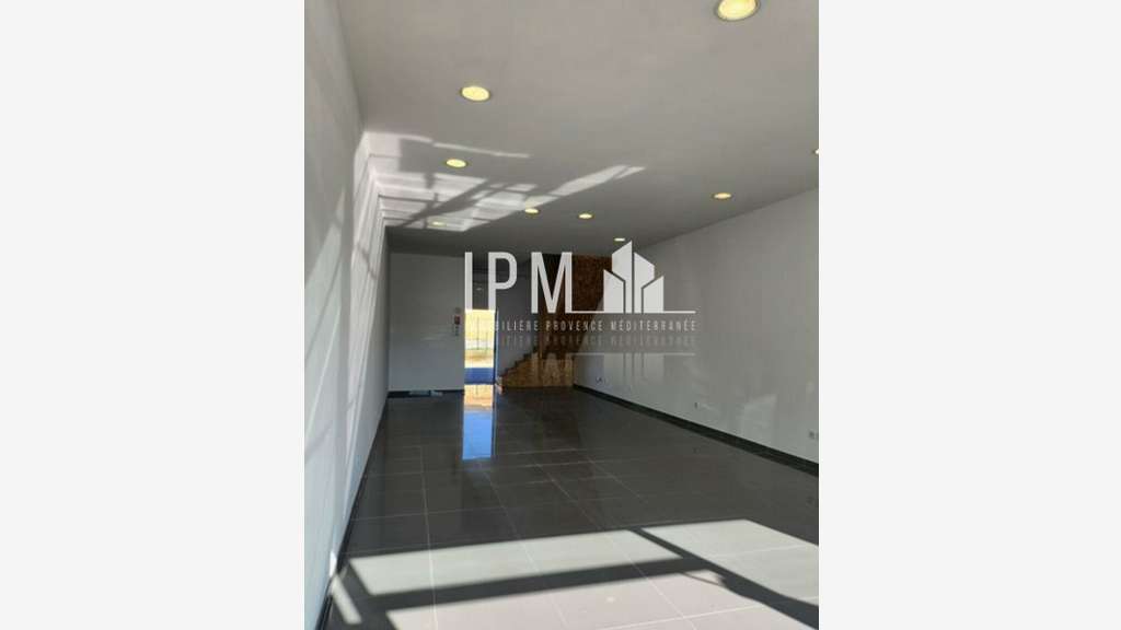 Local commercial 105m² à Peyrolles-en-Provence