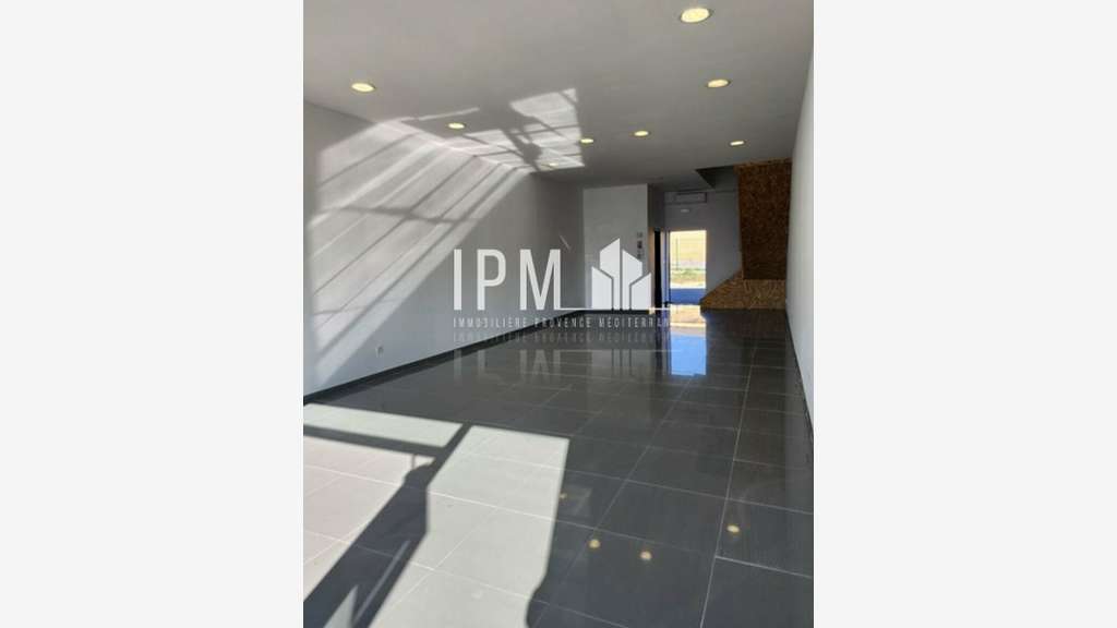 Local commercial 105m² à Peyrolles-en-Provence