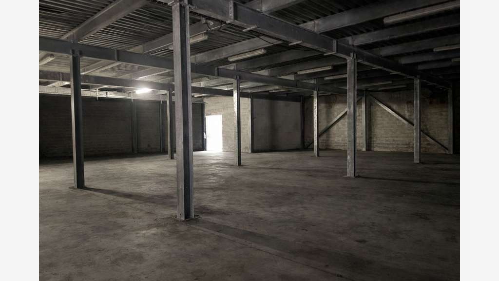Cède bâtiment de 2000m² près Saint-Florentin