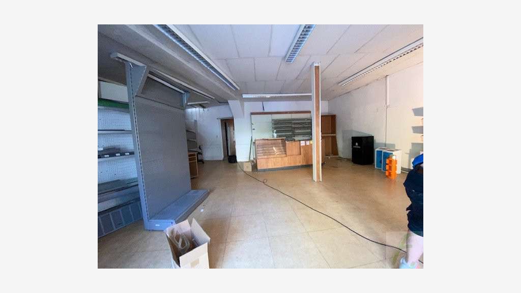 Cède DAB local de 110m² accès PMR sur Tresserve