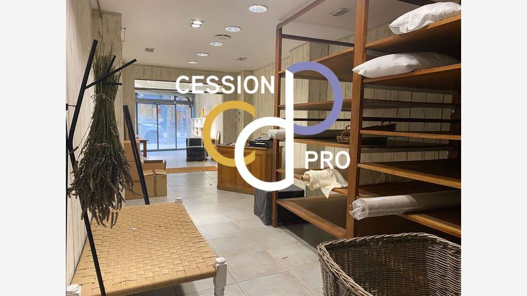 A louer très belle boutique 110m² au coeur d'Uzès