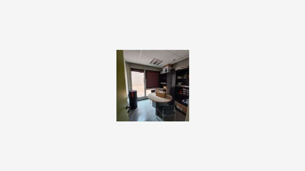 AV local pro 68m² en centre commercial à Valence