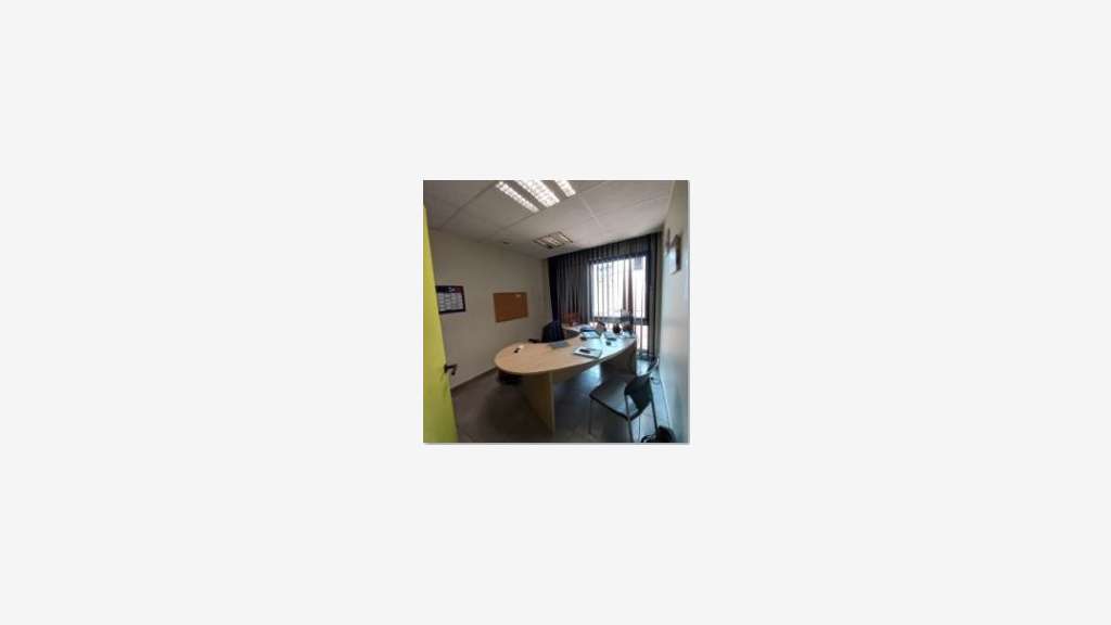 AV local pro 68m² en centre commercial à Valence