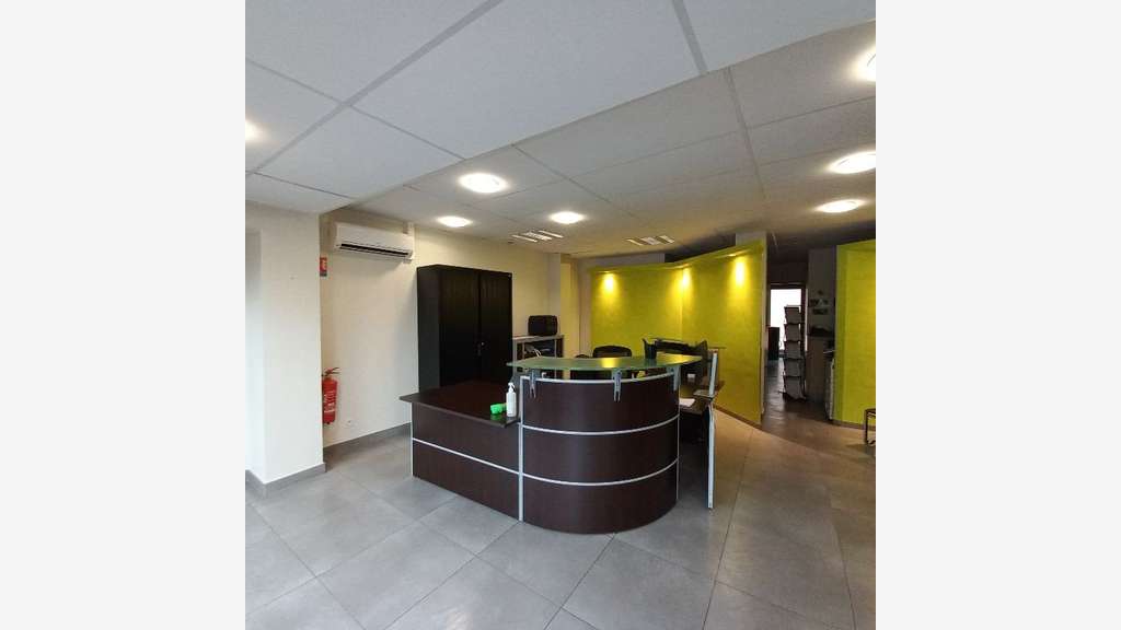 AV local pro 68m² en centre commercial à Valence