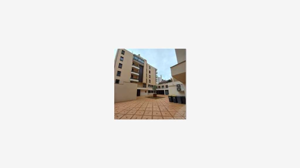 AV local pro 68m² en centre commercial à Valence