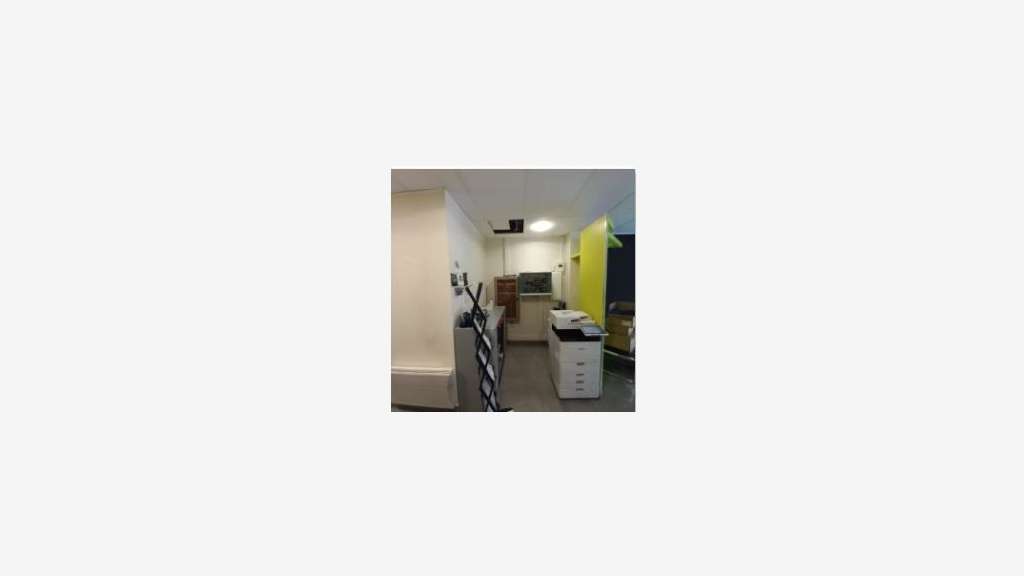 AV local pro 68m² en centre commercial à Valence