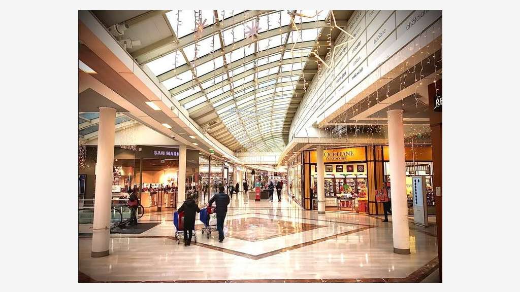 Local commercial 240m² Carrefour Vénissieux