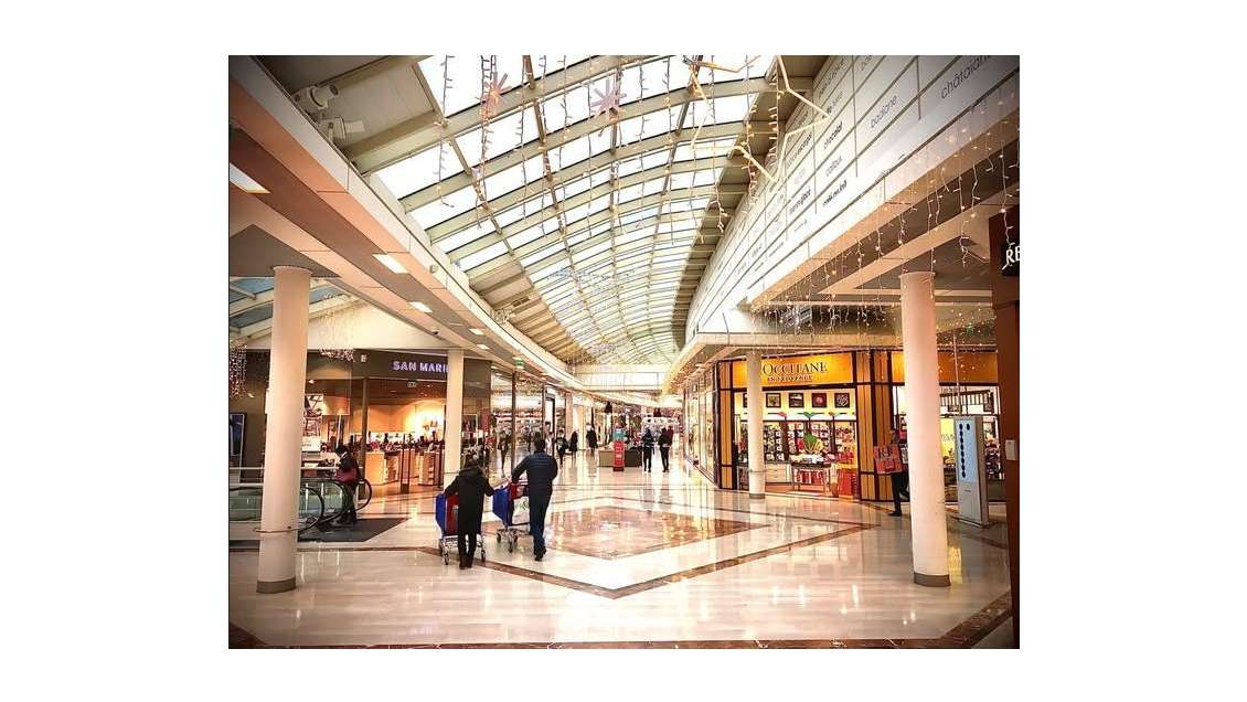 Local commercial 240m² Carrefour Vénissieux
