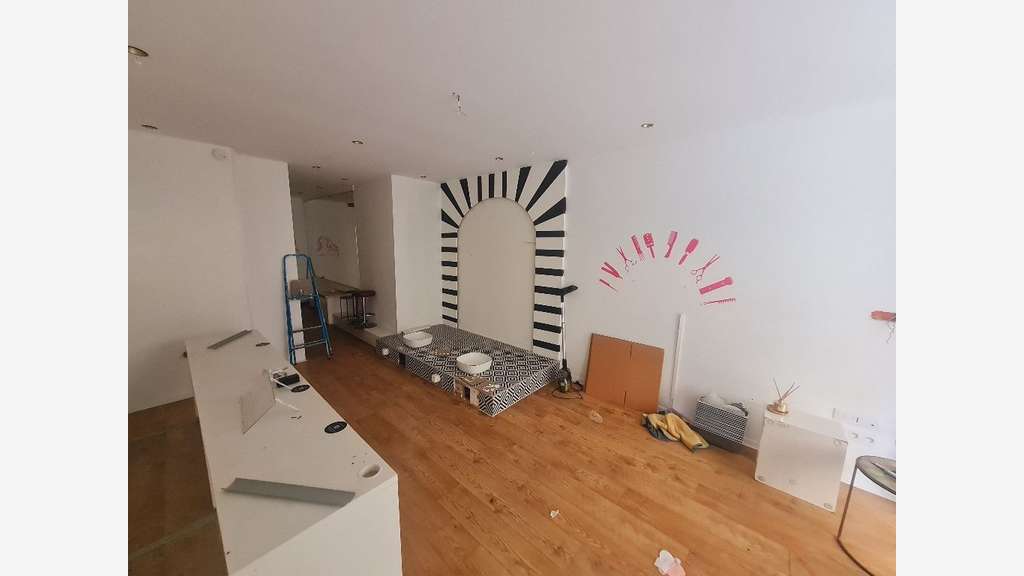 DAB local 50m² rue piétonne Versailles Satory