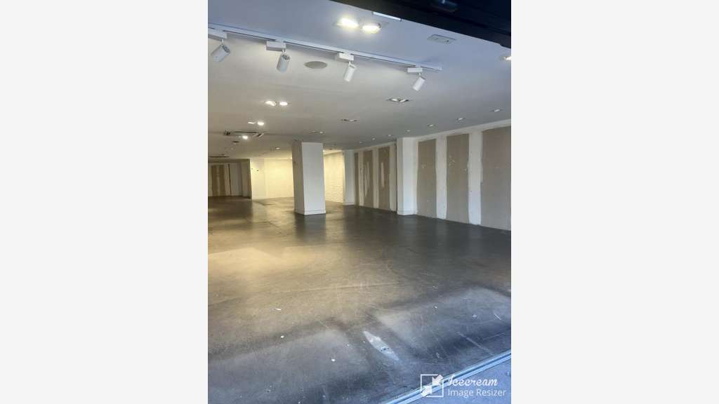 A louer local 338m² zone comm à Villeneuve-Loubet