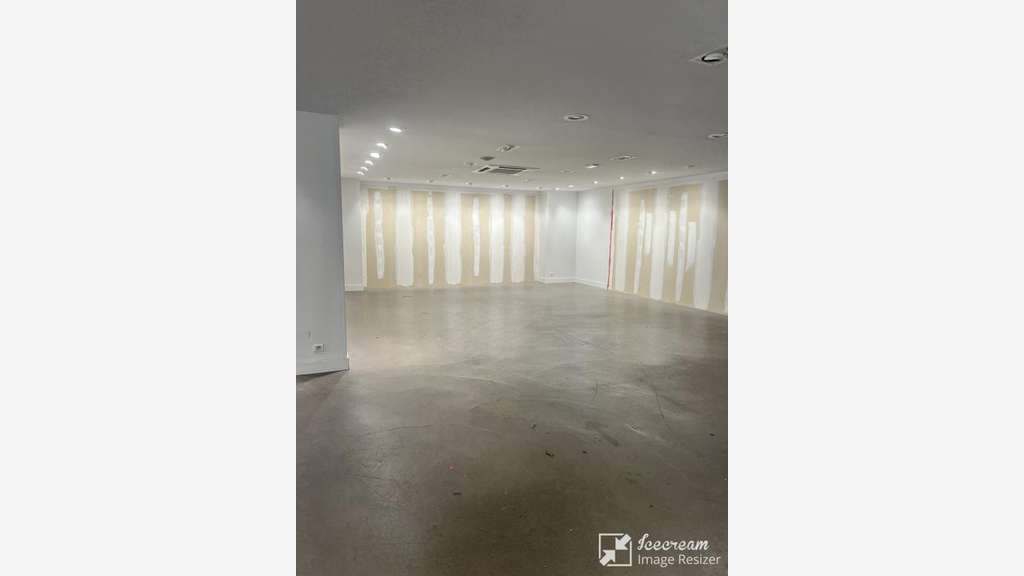 A louer local 338m² zone comm à Villeneuve-Loubet