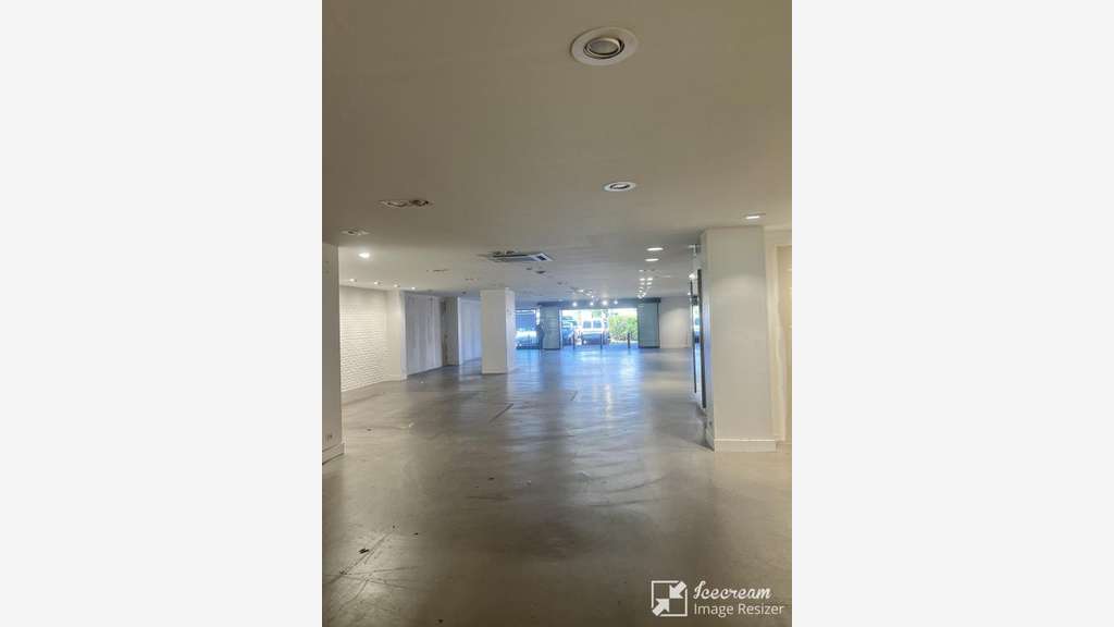A louer local 338m² zone comm à Villeneuve-Loubet