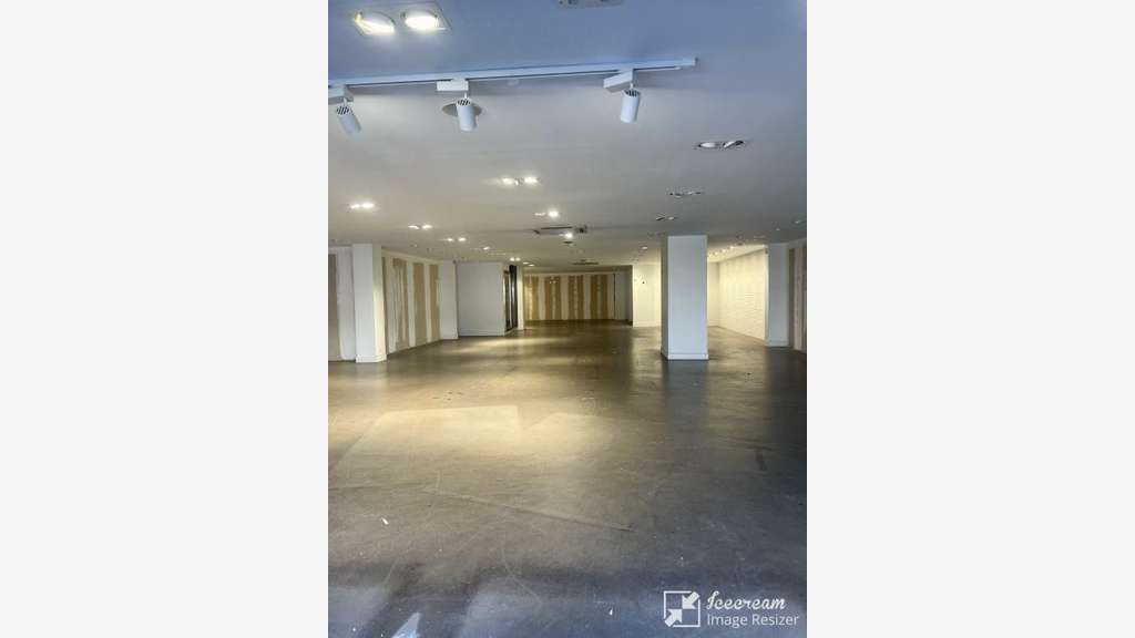 A louer local 338m² zone comm à Villeneuve-Loubet