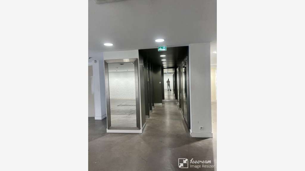 A louer local 338m² zone comm à Villeneuve-Loubet