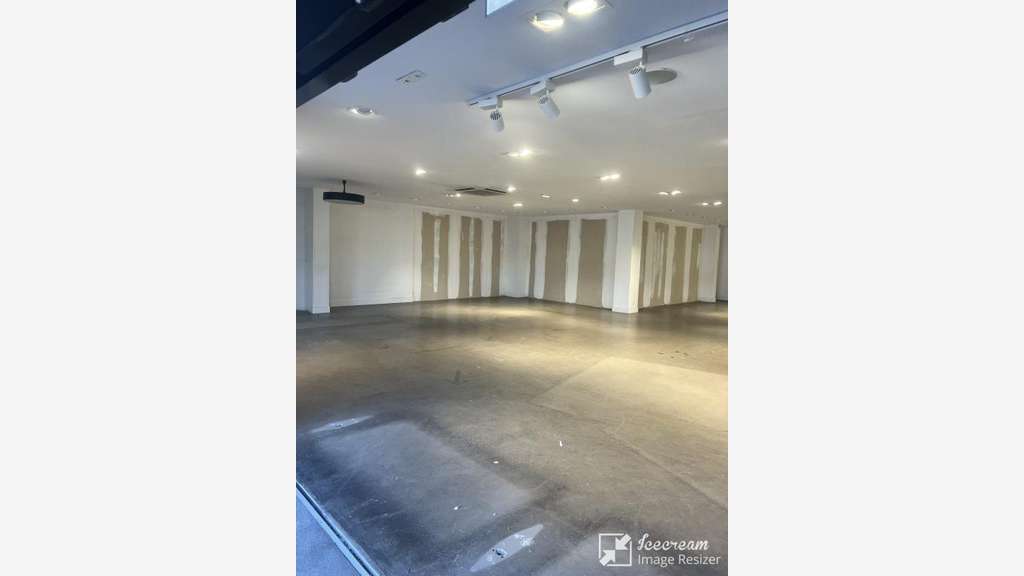 A louer local 338m² zone comm à Villeneuve-Loubet
