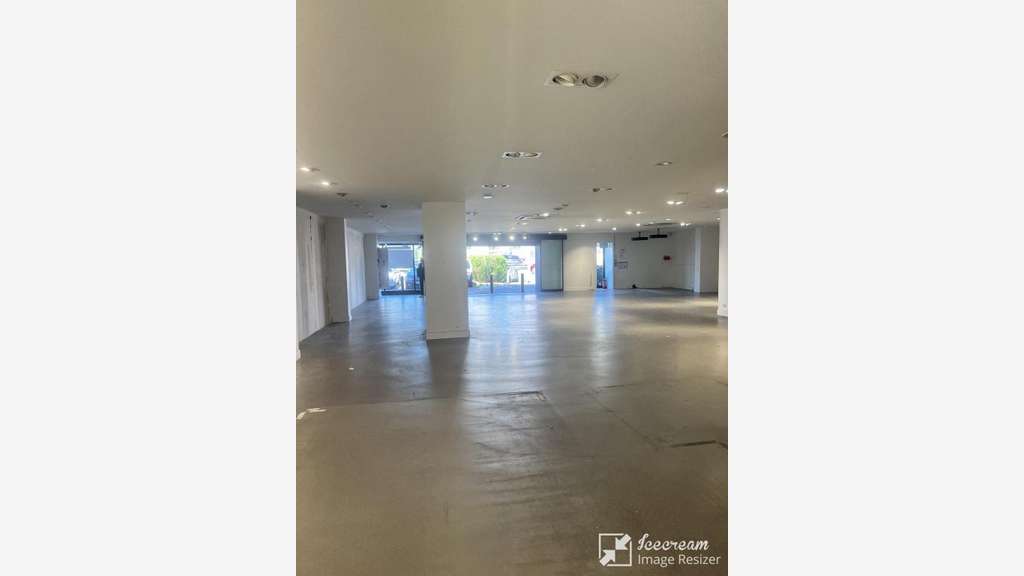 A louer local 338m² zone comm à Villeneuve-Loubet