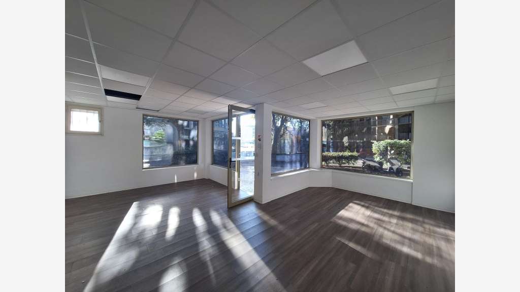 Cession de bail local belle vitrine d'angle 62m² 