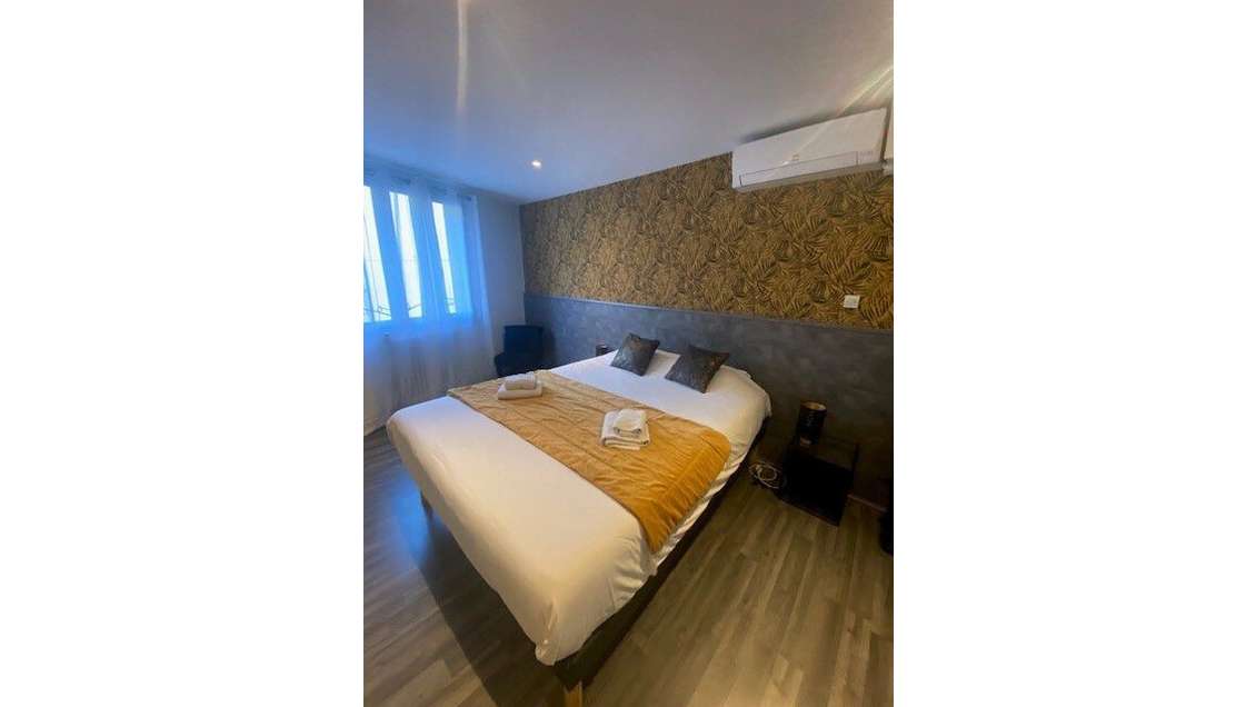 Vente murs loués hôtel bureaux 1700m² dans l'Aude